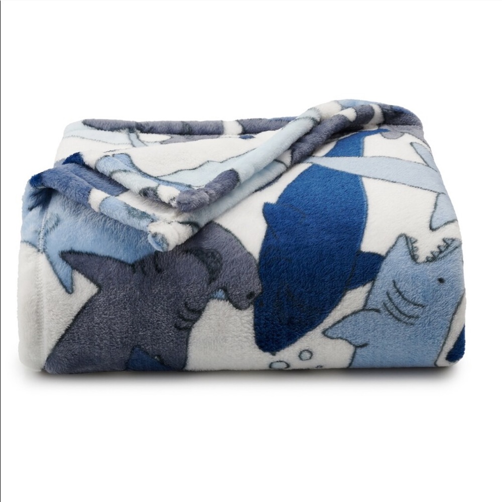 NWT Super soft plush throw blanket w/ shark print